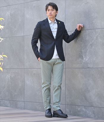 軽く羽織るだけで整う、大人の休日スタイル