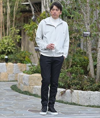 軽やかさで魅せる、大人のライトブルゾン