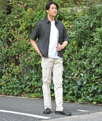 シワ加工で奥行きを。大人の上質な夏シャツ着こなし