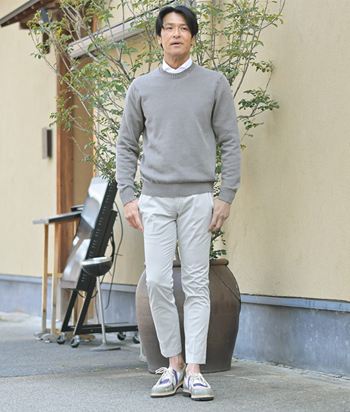 シンプルなのに印象がいい、大人の淡色スタイル