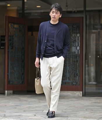 柄パンツを上品に着こなす、 大人の軽快コーデ