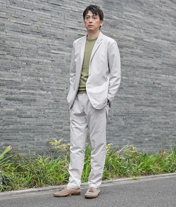 素材で差がつく、イケオジの軽快セットアップ