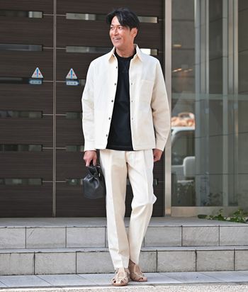 白セットアップを黒で引き締める、大人の洗練スタイル 