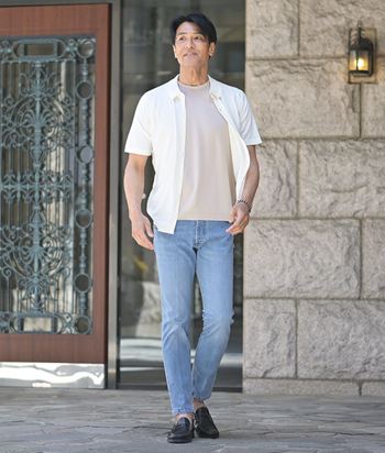 清潔感際立つ白ニット&times;デニムの大人コーデ