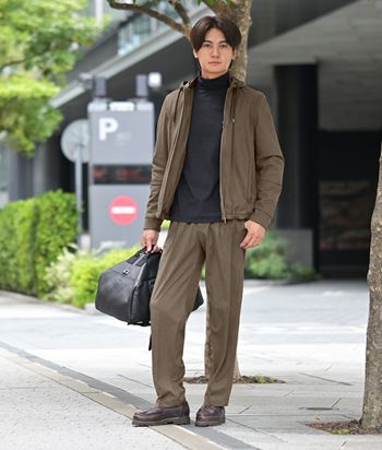 秋の装いは“ブラウン&times;黒”で品よく締める