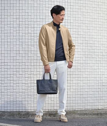 気負わず洒落る、ベージュレザーの大人コーデ