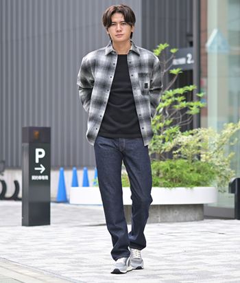 柄シャツを黒で締める、大人の秋カジュアル