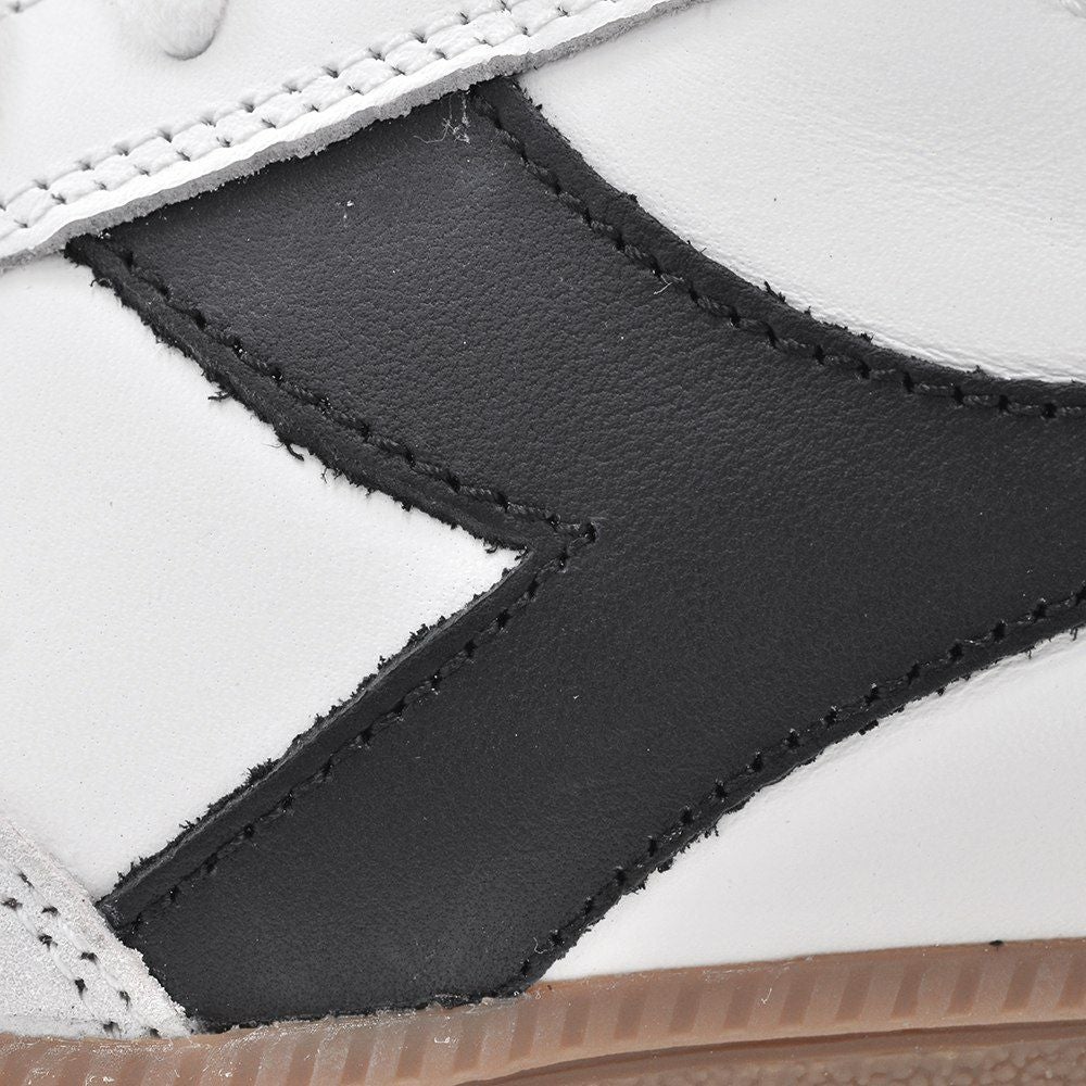 ディアドラDIADORAレザースニーカーメンズインドアシューズTRAINERトレーナーレースアップタイプホワイト×ブラックガムソールフォークドパッチ国内正規品でらでら公式ブランド