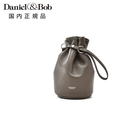 ダニエル&ボブDaniel&Bob巾着バッグ男女兼用コンパクトバッグアルチェALCEダニボブシュリンクレザーモカブラウンピーサッカブランドロゴ国内正規品でらでら公式ブランド