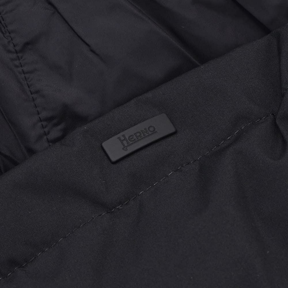 【ポイント8倍11/119:59まで】ヘルノHERNOハイブリッドダウンメンズJP000112Uポリエステルブラック黒切り替えデザイン一体型フードルーズフィット国内正規品でらでら公式ブランド