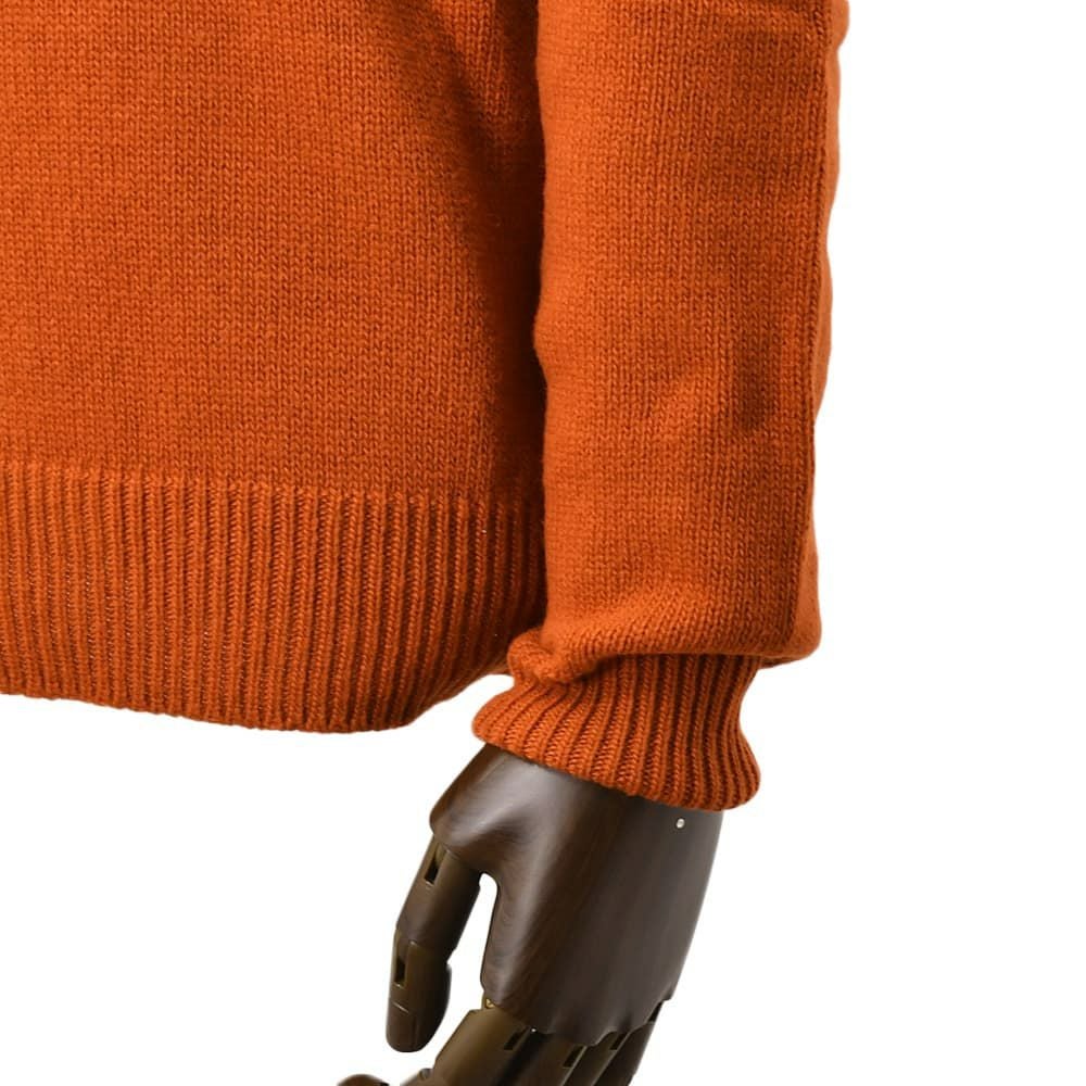 ヘルノHERNOクルーネックニットメンズミドルゲージセーターピュアウール生地テラコッタブランドエンボスロゴレギュラーフィットメタルパーツ国内正規品でらでら公式ブランド