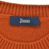 ヘルノHERNOクルーネックニットメンズミドルゲージセーターピュアウール生地テラコッタブランドエンボスロゴレギュラーフィットメタルパーツ国内正規品でらでら公式ブランド