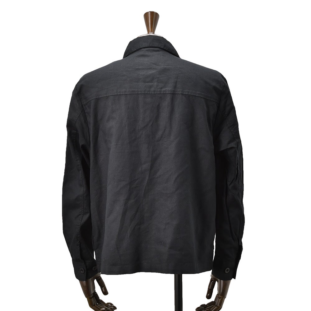 リプレイREPLAYシャツブルゾンメンズシャツアウターリネンコットンツイルブラック黒左袖ブランドワッペン胸ポケット付きルーズフィット国内正規品でらでら公式ブランド