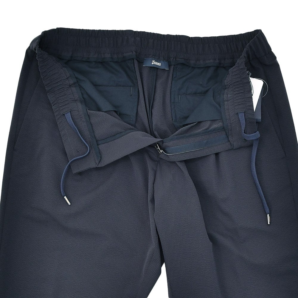 【preSALE!20%off】ヘルノHERNOテーパードパンツメンズシアサッカー生地1プリーツ仕様ネイビー紺PT000093Uゴムウエスト&ドローコードストレッチ国内正規品でらでら公式ブランド