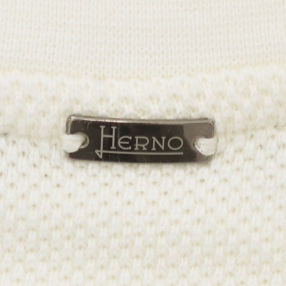 ヘルノHERNO長袖ニットメンズワッフル調ニットコットンピケジャージオフホワイトエンボスロゴクルーネック胸元・袖配色ライン鹿の子国内正規品でらでら公式ブランド